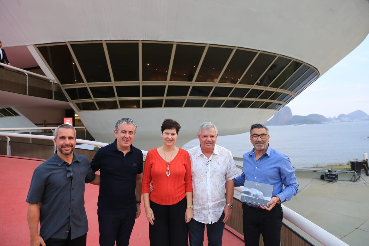 A onda indomável de Nazaré invade as galerias do MAC de Niterói