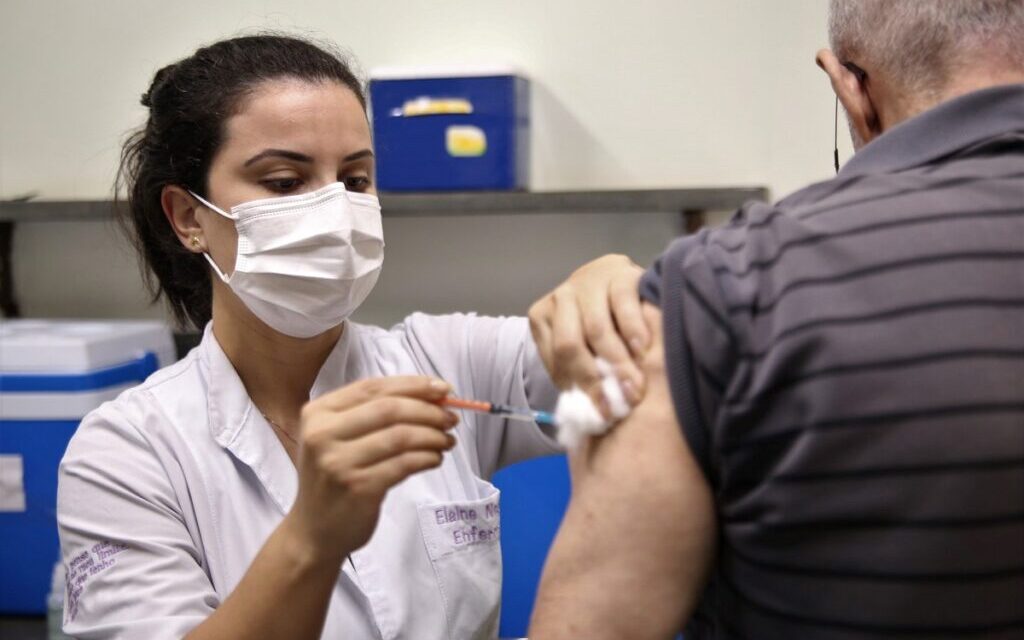 Niterói divulga calendário para a dose de reforço em pessoas com mais de 70 anos