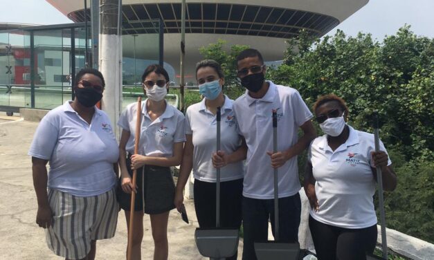 Hotel participa do Dia Mundial de Limpeza na Praia de Icaraí