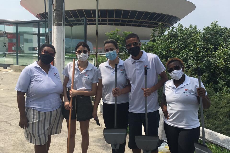 Hotel participa do Dia Mundial de Limpeza na Praia de Icaraí