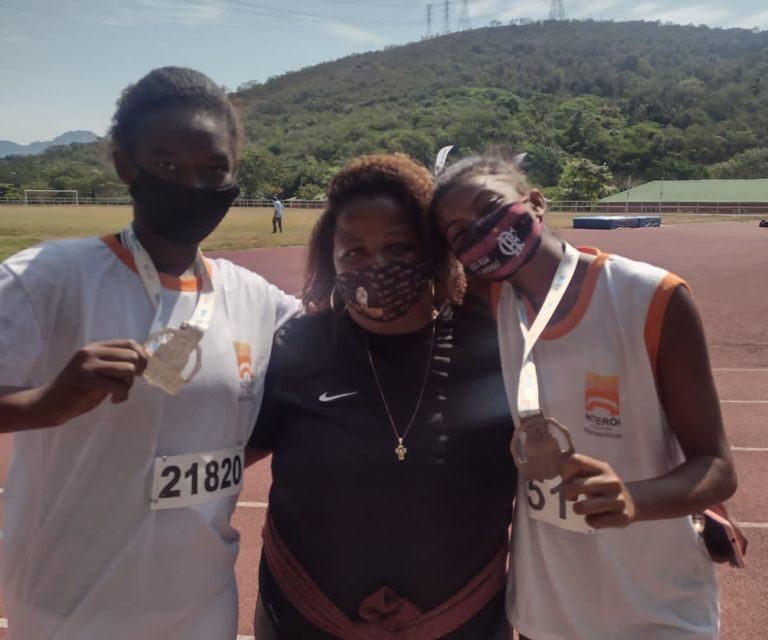 Atletas do Parque Esportivo do Caramujo ganham medalhas