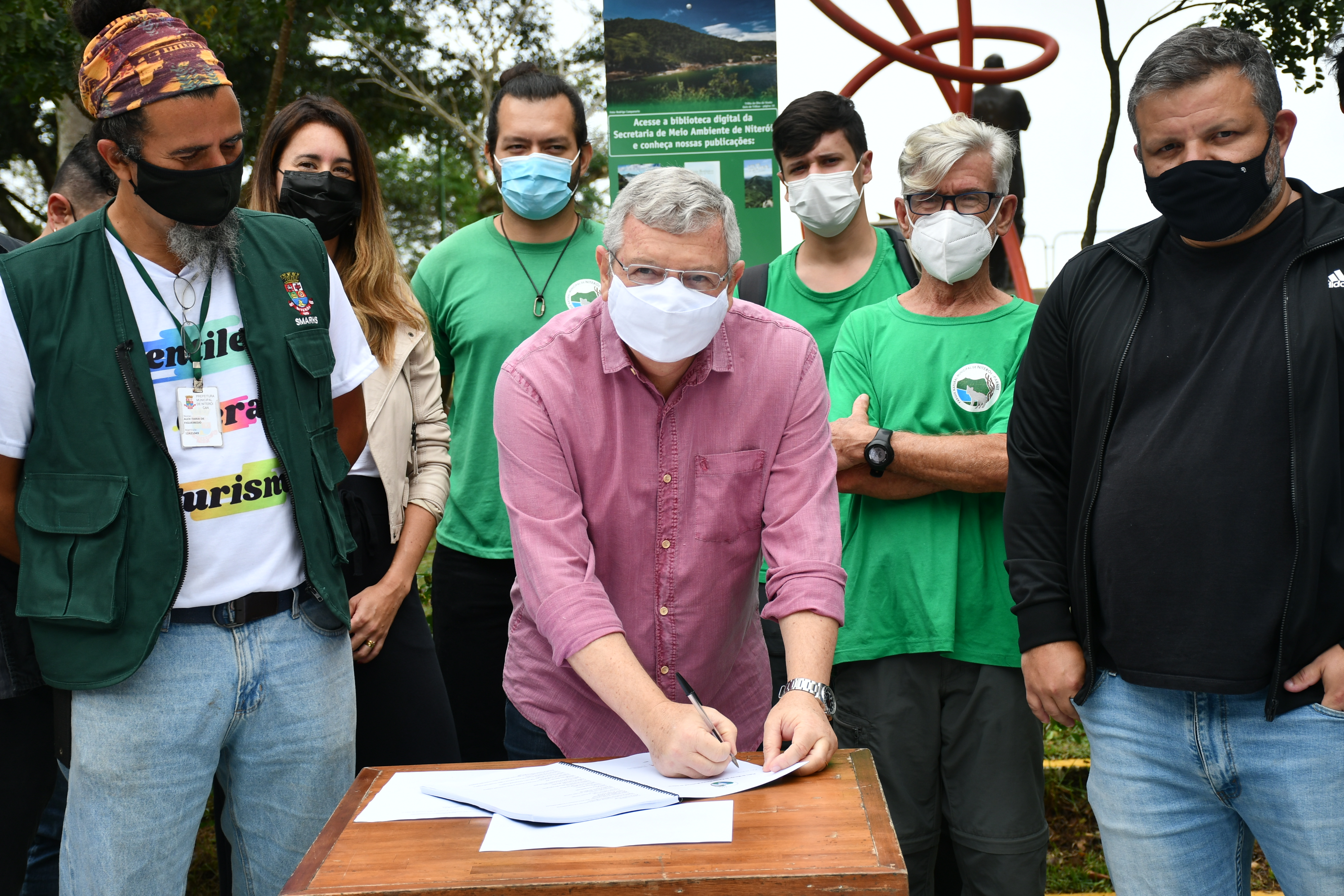 Axel assina Plano de Manejo do Parque Natural Municipal de Niterói