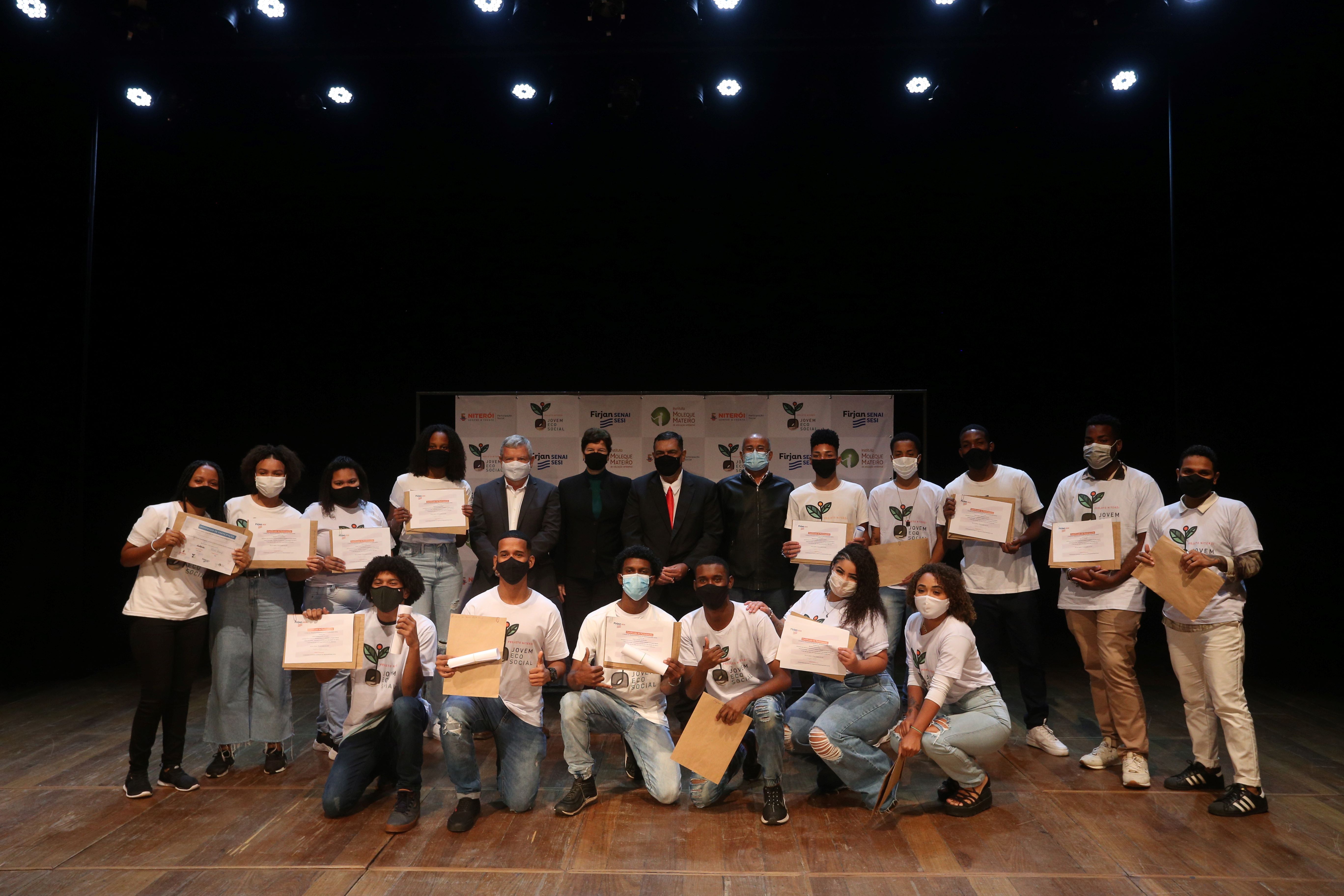 Alunos do Niterói Jovem EcoSocial  recebem certificados de  formatura no Theatro Municipal