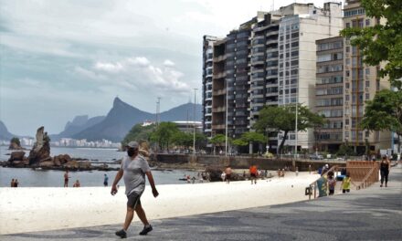 Reversível com na Praia de Icaraí nesta segunda-feira