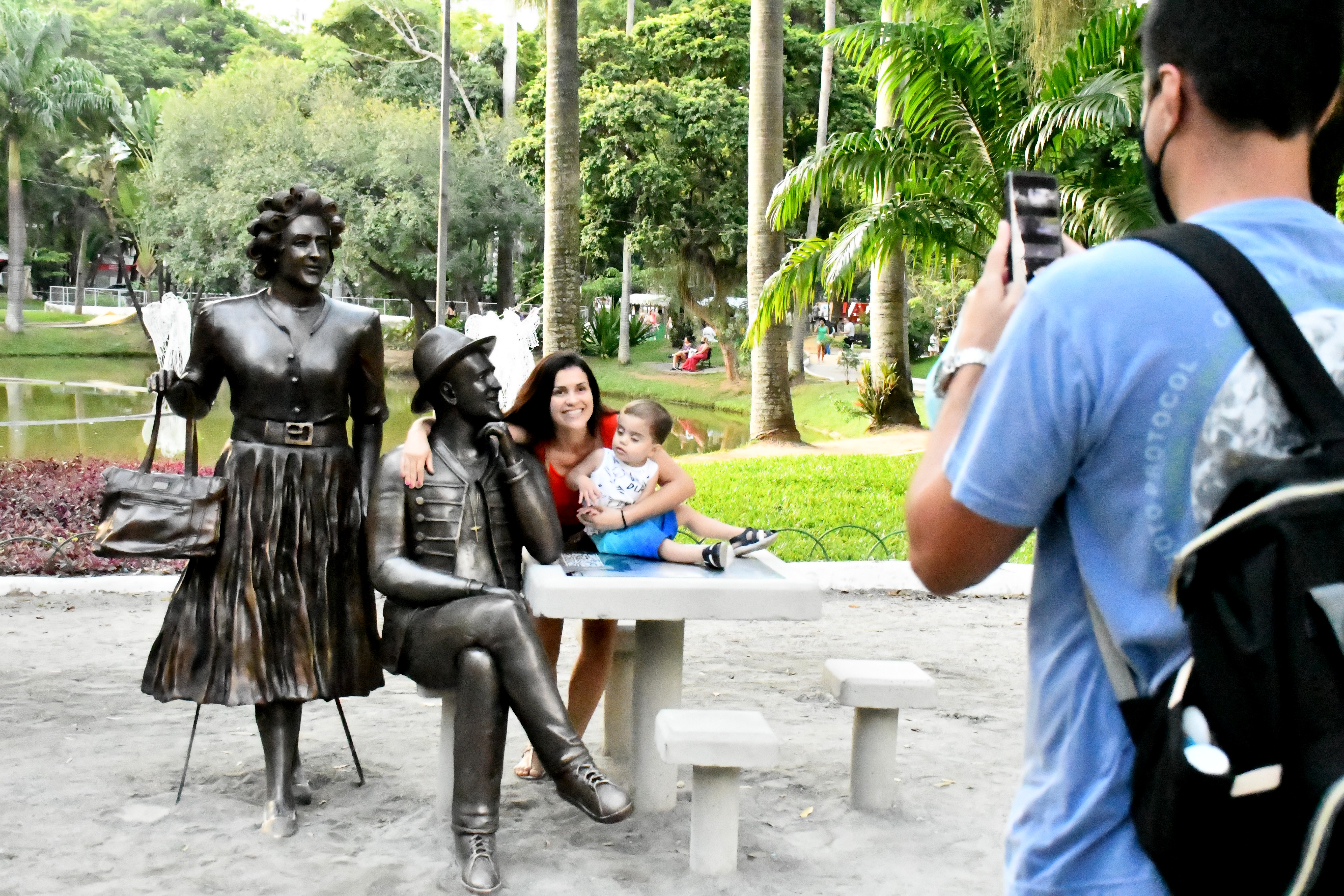 Estátuas de Paulo Gustavo se tornam ponto obrigatório de visitação no Campo de São Bento