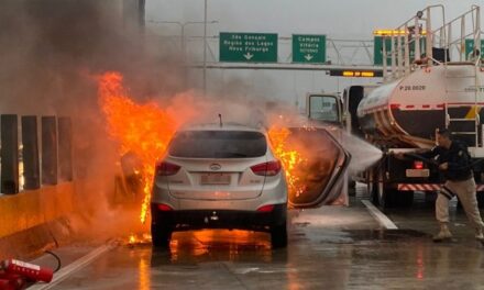 Carro pega fogo na Ponte Rio-Niterói