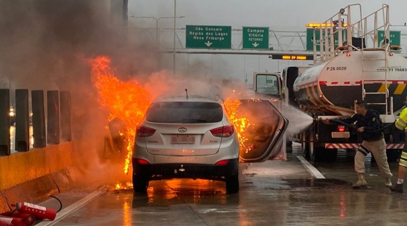 Carro pega fogo na Ponte Rio-Niterói