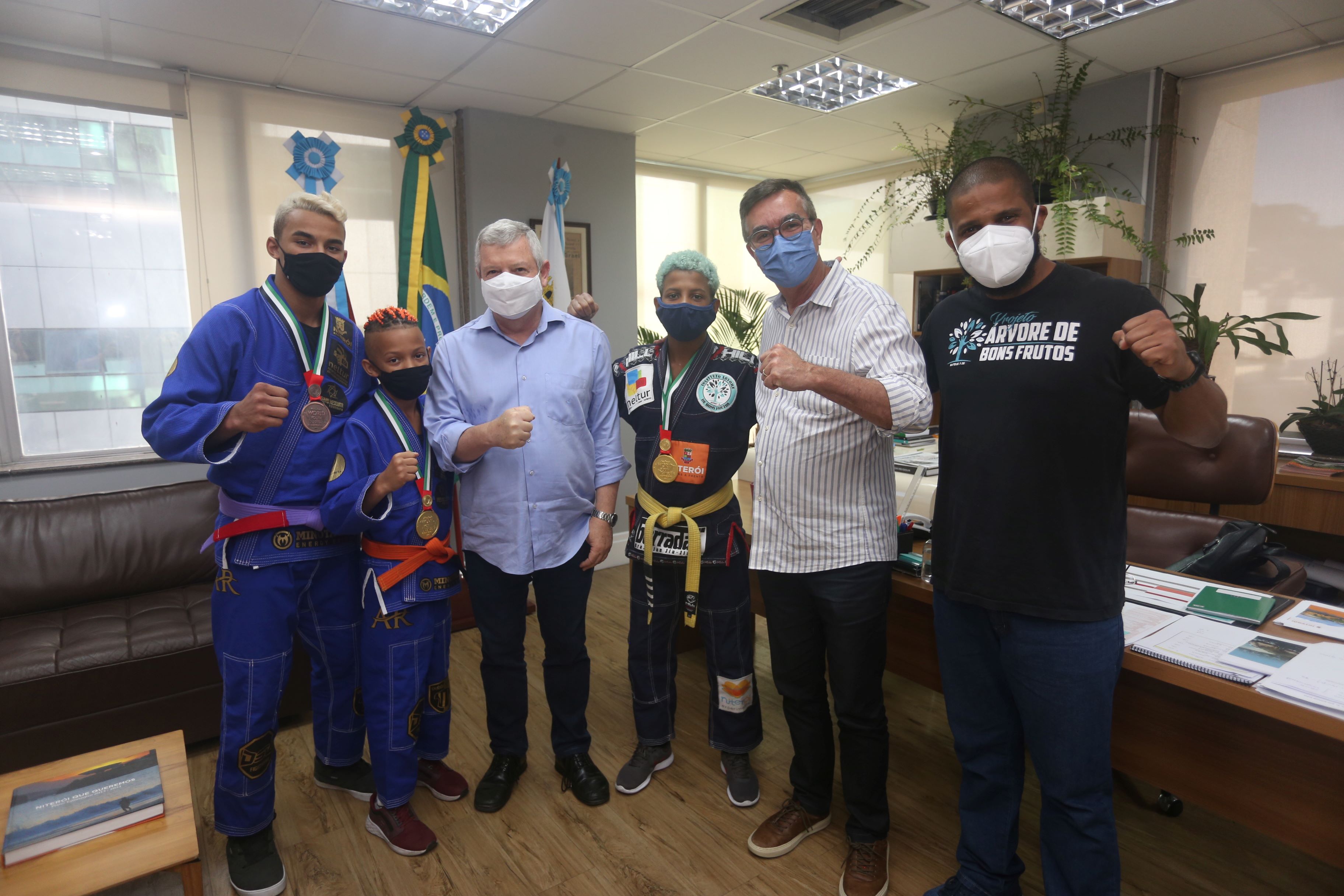 Prefeito de Niterói recebe campeões mundiais de Jiu-Jitsu