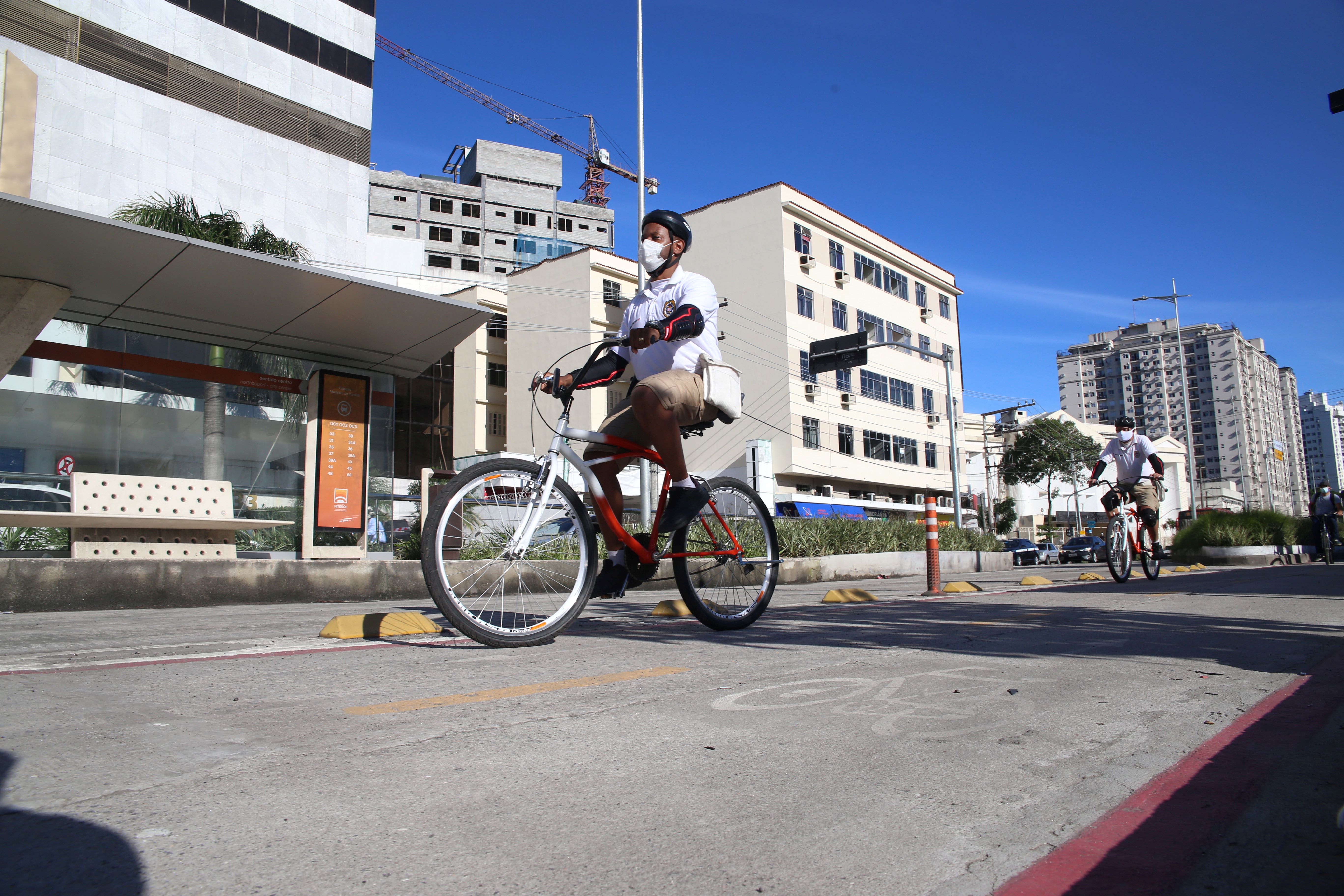 Guarda Municipal usa bicicletas para fiscalizar carros nas ciclovias de Niterói