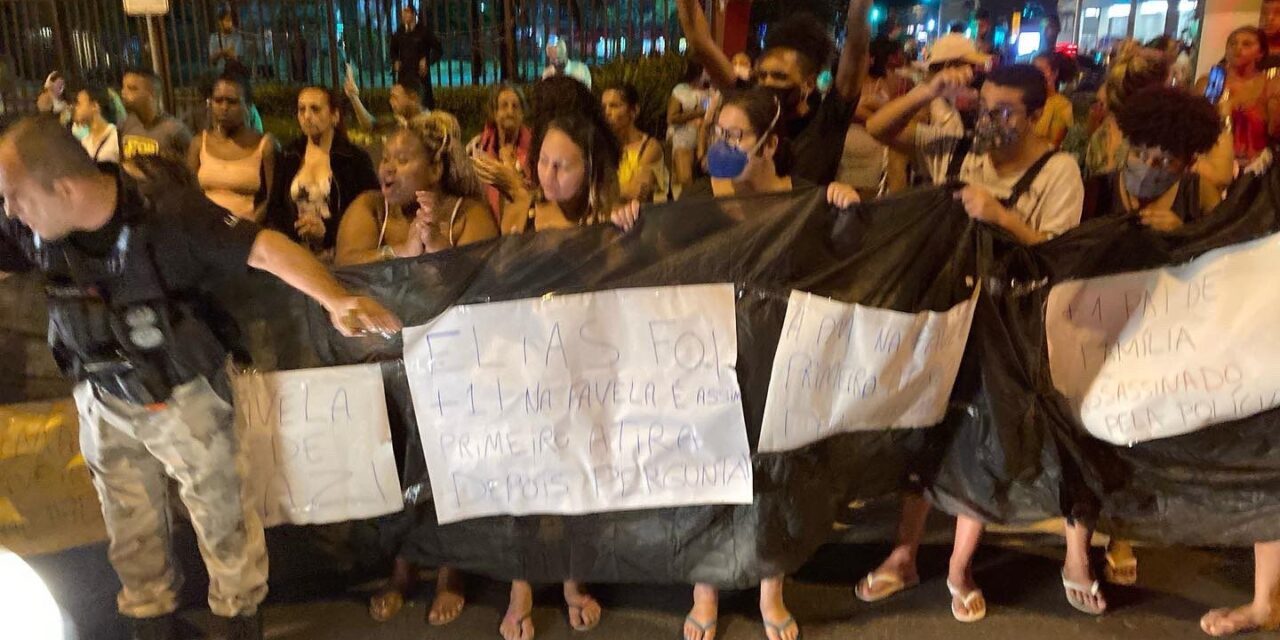 Moradores do Morro do Palácio protestam contra a morte de Elias Oliveira