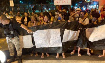 Moradores do Morro do Palácio protestam contra a morte de Elias Oliveira