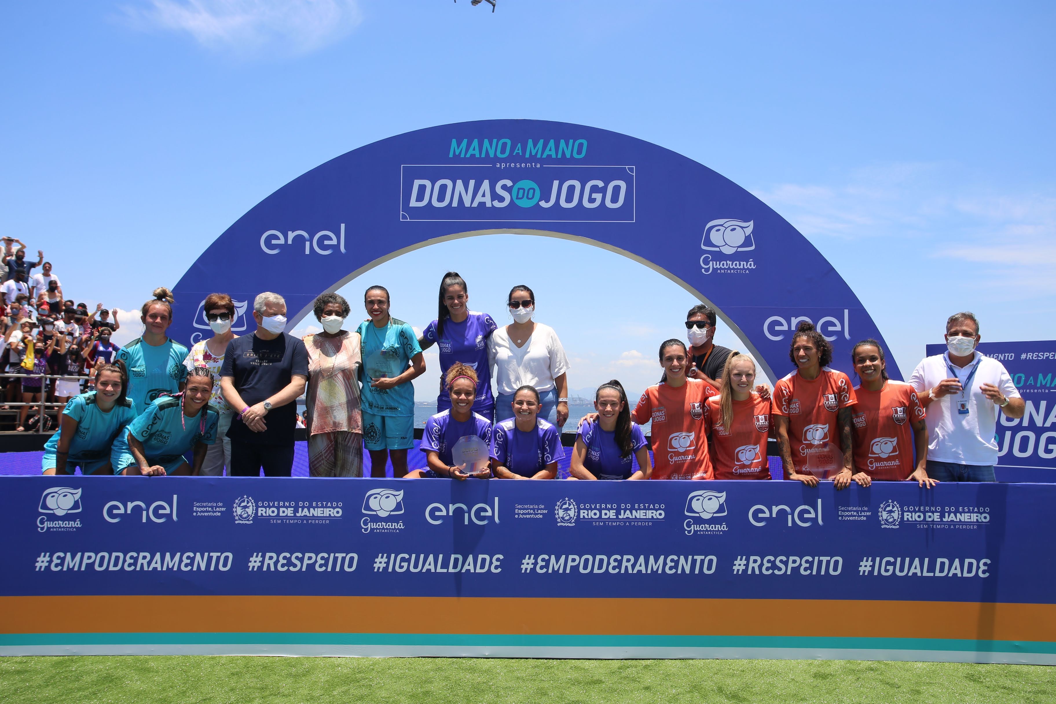 Estrelas da seleção feminina de futebol dão show de bola em Niterói