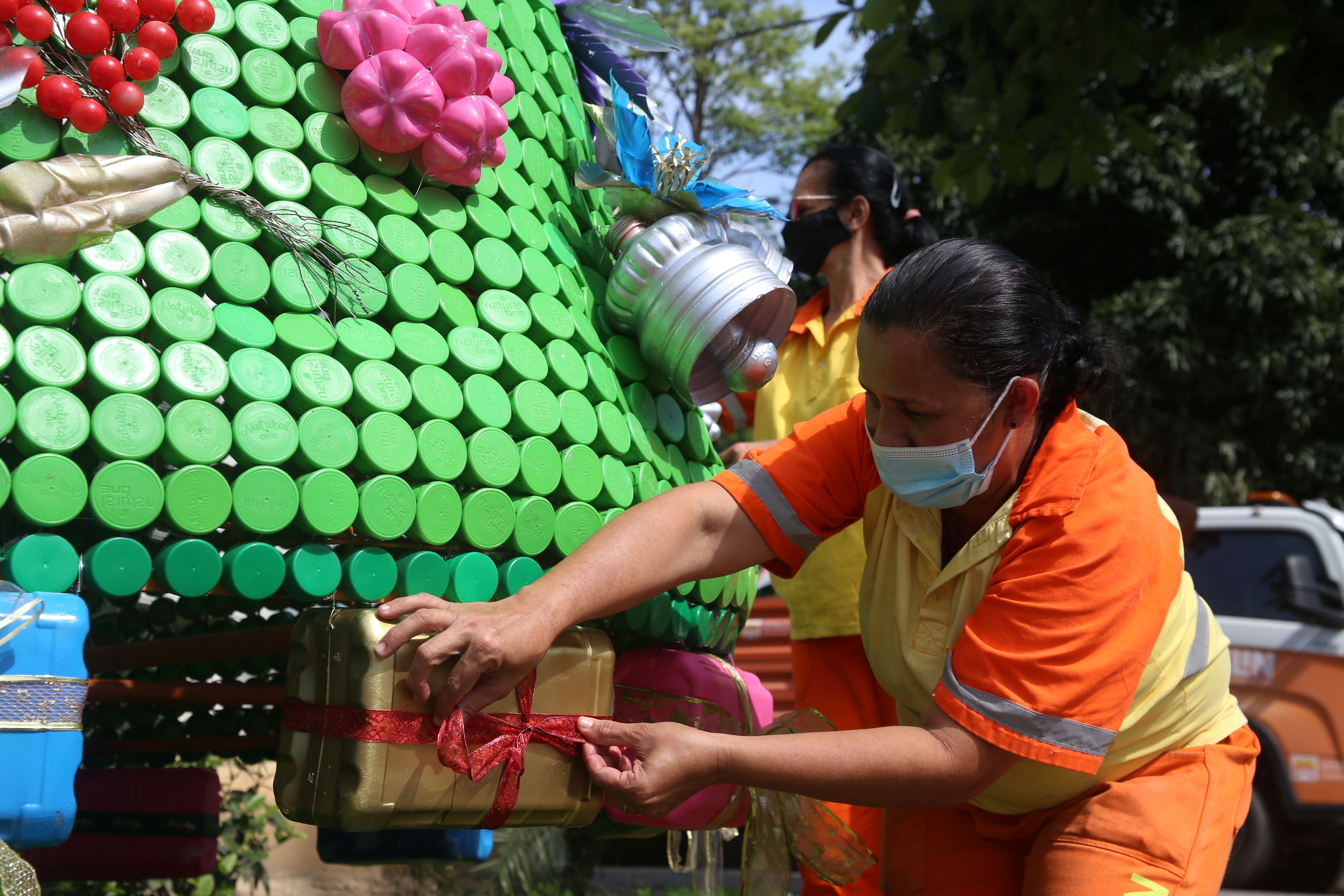 Clin inaugura tradicional árvore de natal sustentável em São Lourenço