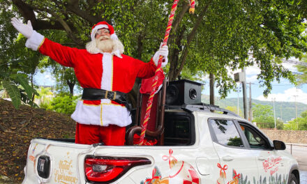 Papai Noel de Niterói visita as comunidades