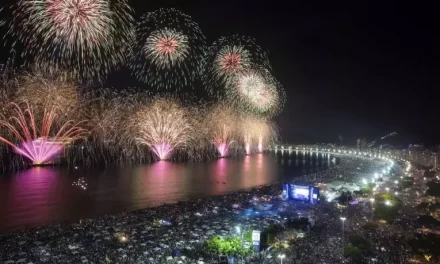 Governador do Estado do Rio anuncia liberação de fogos em Copacabana