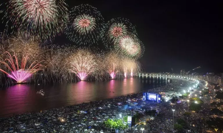 Governador do Estado do Rio anuncia liberação de fogos em Copacabana