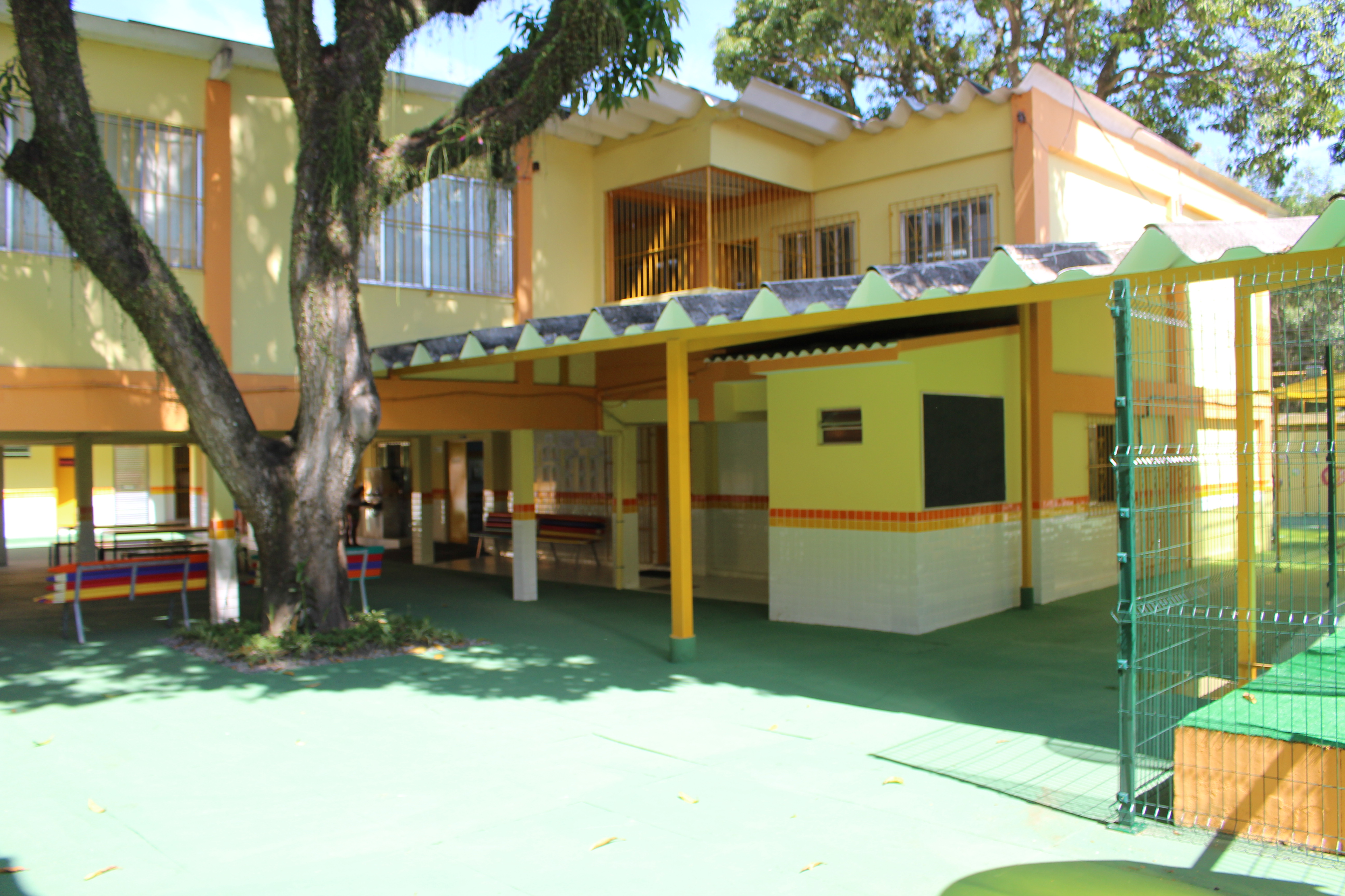 Educação de Niterói entrega escola reformada no Jacaré