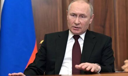 O presidente da Rússia, Vladmir Putin, anuncia movimentos militares no leste da Ucrânia