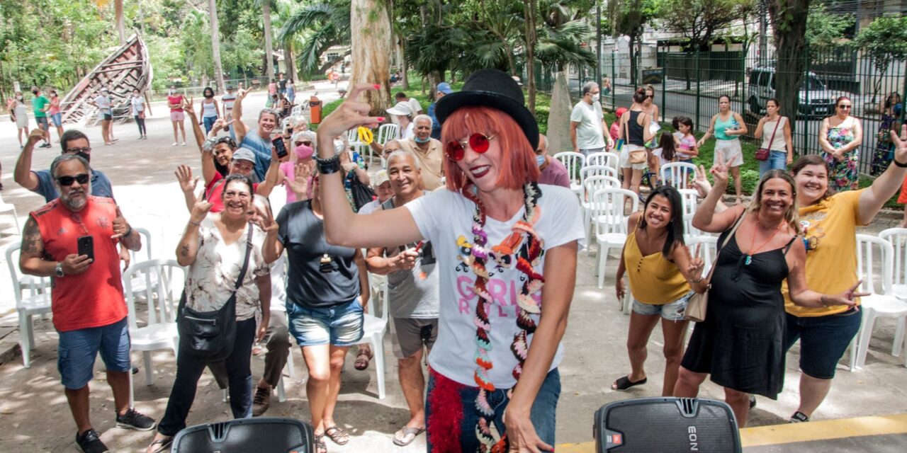 Miriam Ruperti, cover da Rita Lee, anima o público na abertura do projeto Arte na Rua 2022