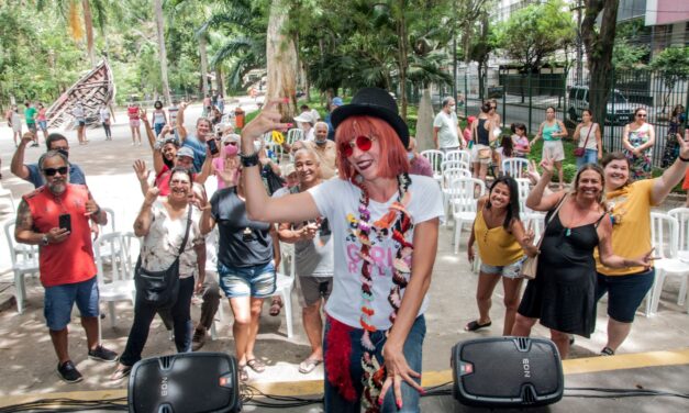 Miriam Ruperti, cover da Rita Lee, anima o público na abertura do projeto Arte na Rua 2022