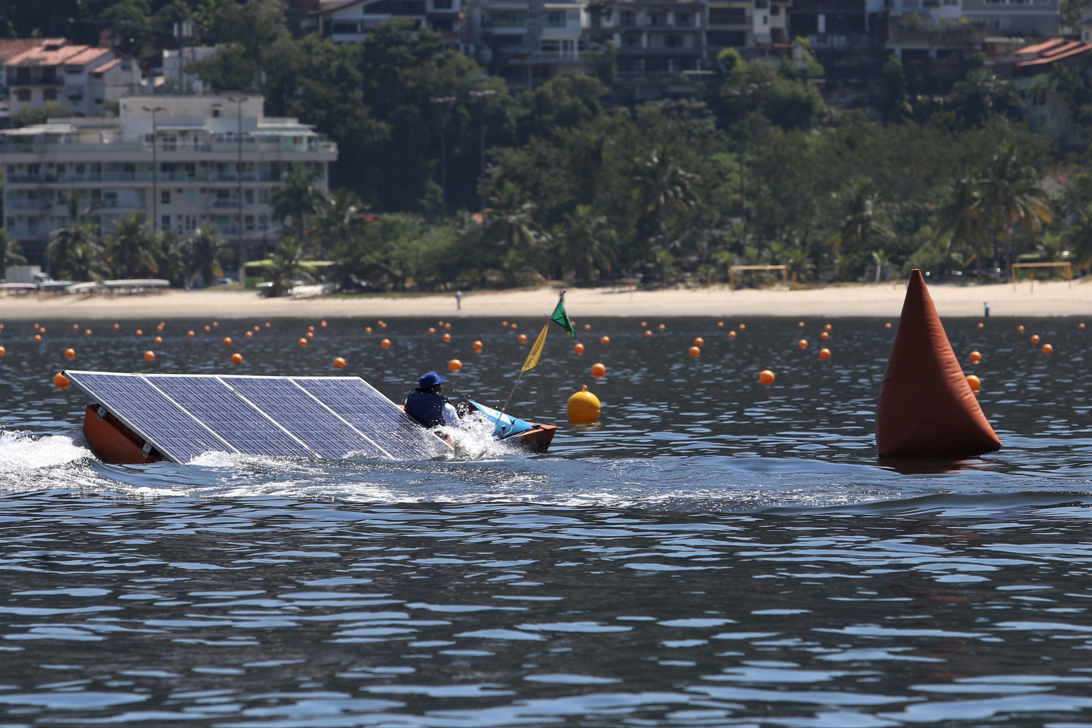 Desafio Solar Brasil em Niterói teve sol, mar, vento e disputa acirrada entre embarcações pela melhor performance