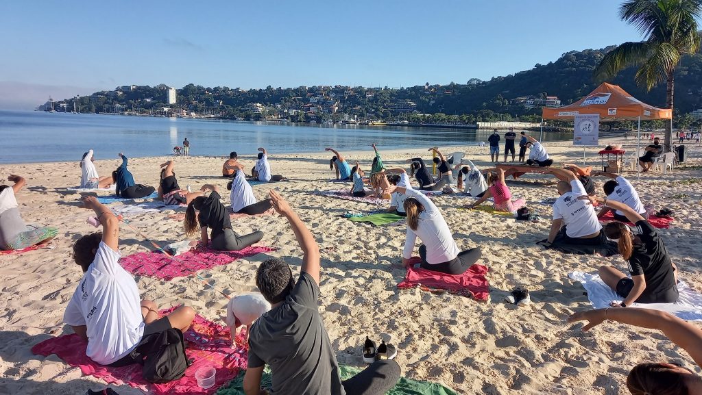 Praia de Icaraí terá aula gratuita de ioga e pilates neste domingo