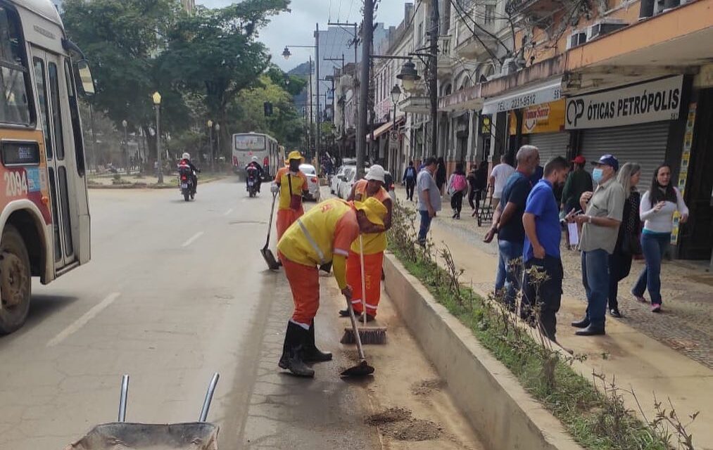 Clin e Seconser mobilizam funcionários para auxiliarem na limpeza das ruas de Petrópolis, após novo temporal