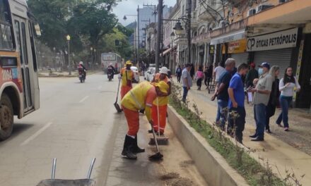 Clin e Seconser mobilizam funcionários para auxiliarem na limpeza das ruas de Petrópolis, após novo temporal