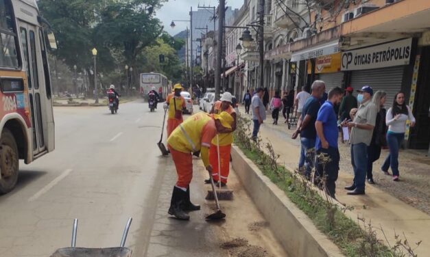 Clin e Seconser mobilizam funcionários para auxiliarem na limpeza das ruas de Petrópolis, após novo temporal