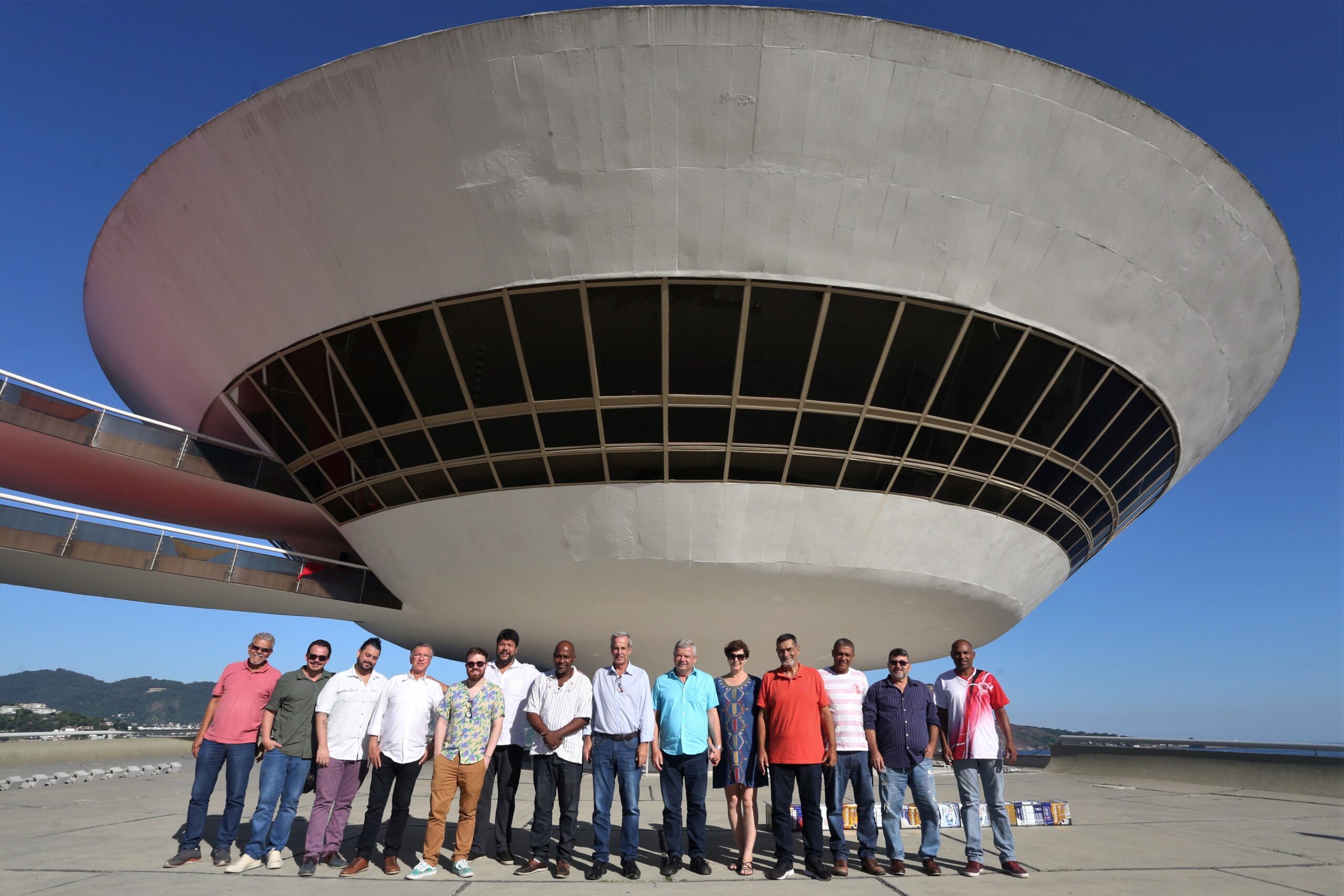 Representantes das escolas de samba campeãs do Carnaval de Niterói são recebidos pelo prefeito