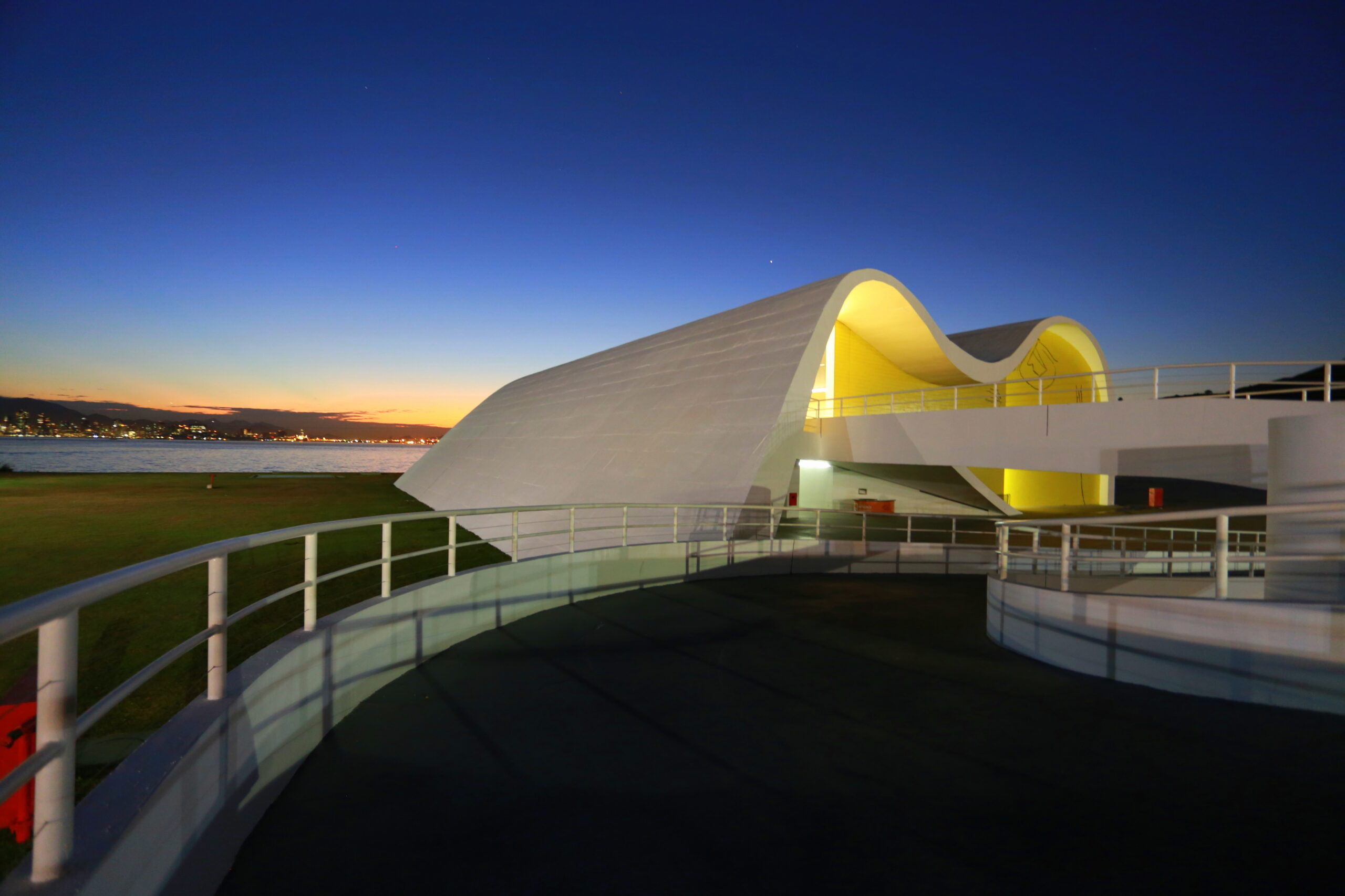 Teatro Popular Oscar Niemeyer completa 15 anos em Niterói