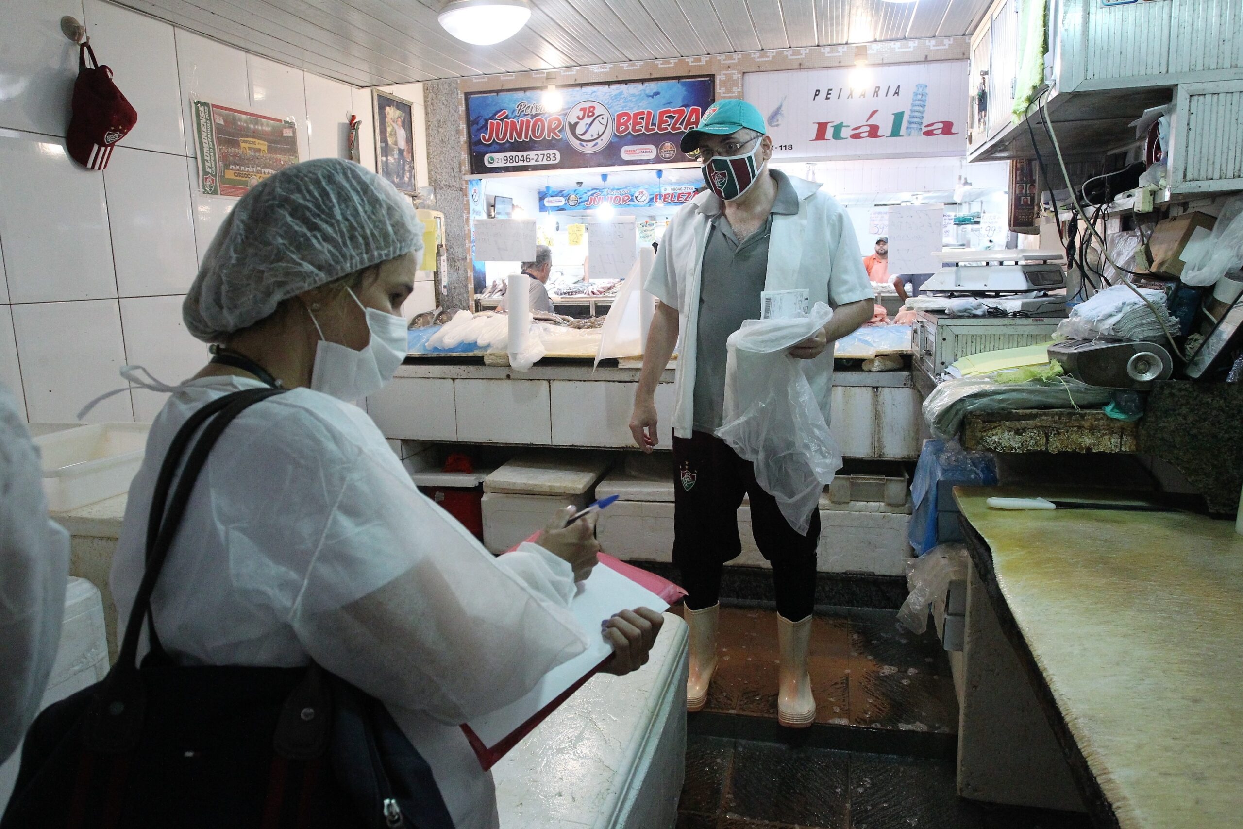 Vigilância Sanitária de Niterói fiscaliza e orienta sobre os cuidados para a escolha do pescado