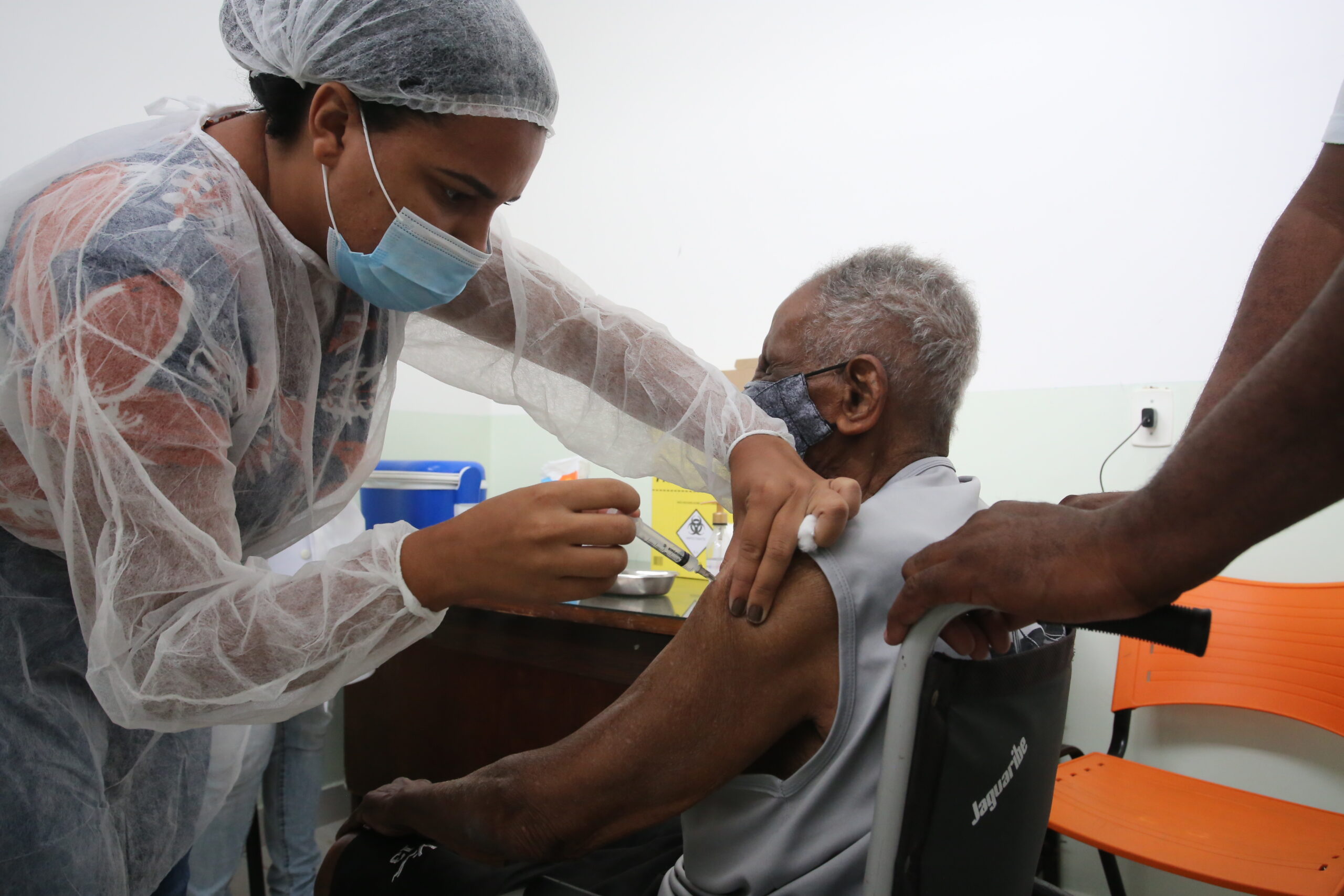 Niterói inicia, hoje, aplicação da quarta dose para idosos a partir de 80 anos