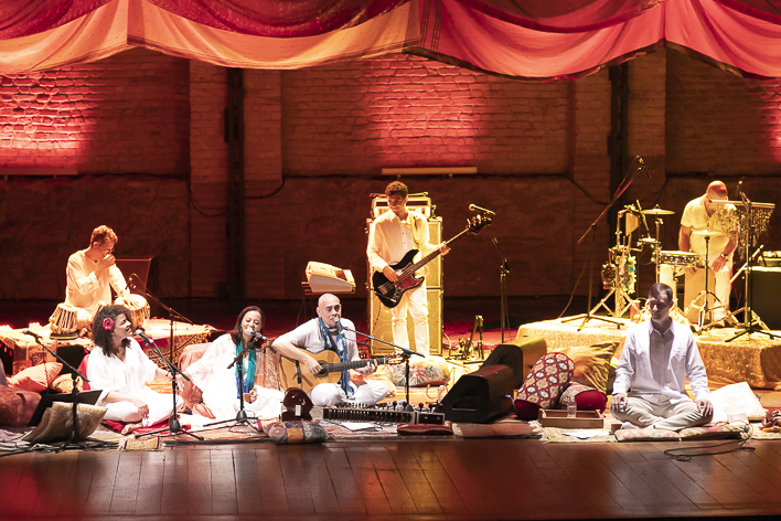 Evento colore o palco do Teatro Municipal de Niterói com músicas e reflexões sobre autoconfiança para autotransformação