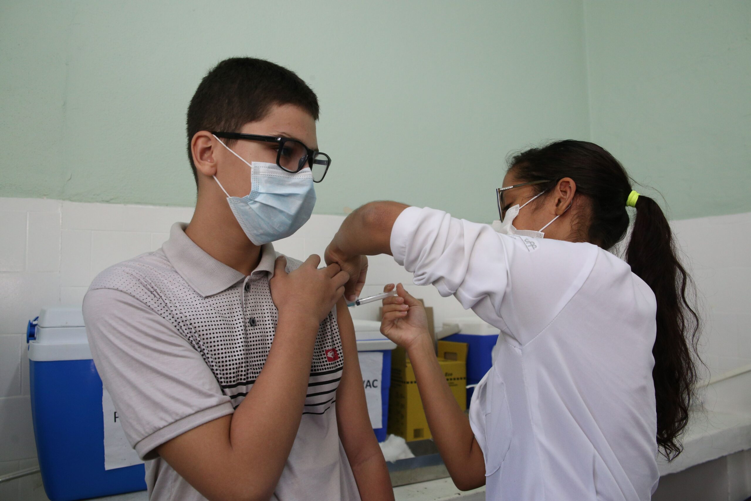 Prefeitura de Niterói aplica dose de reforço da vacina contra a Covid-19 em adolescentes