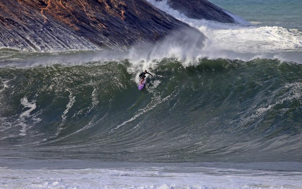 Surfistas de todo o País disputam competição de ondas grandes em Itacoatiara