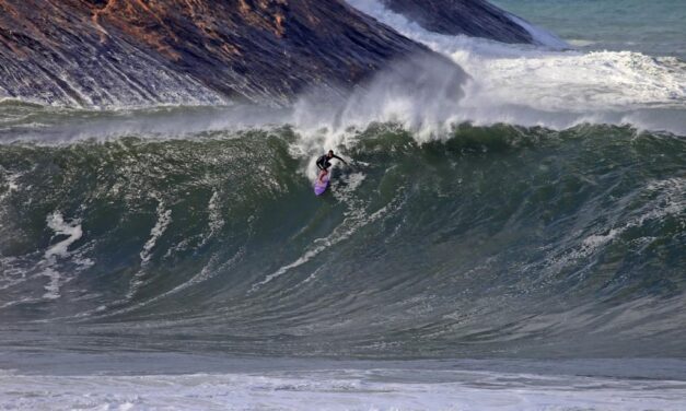 Surfistas de todo o País disputam competição de ondas grandes em Itacoatiara