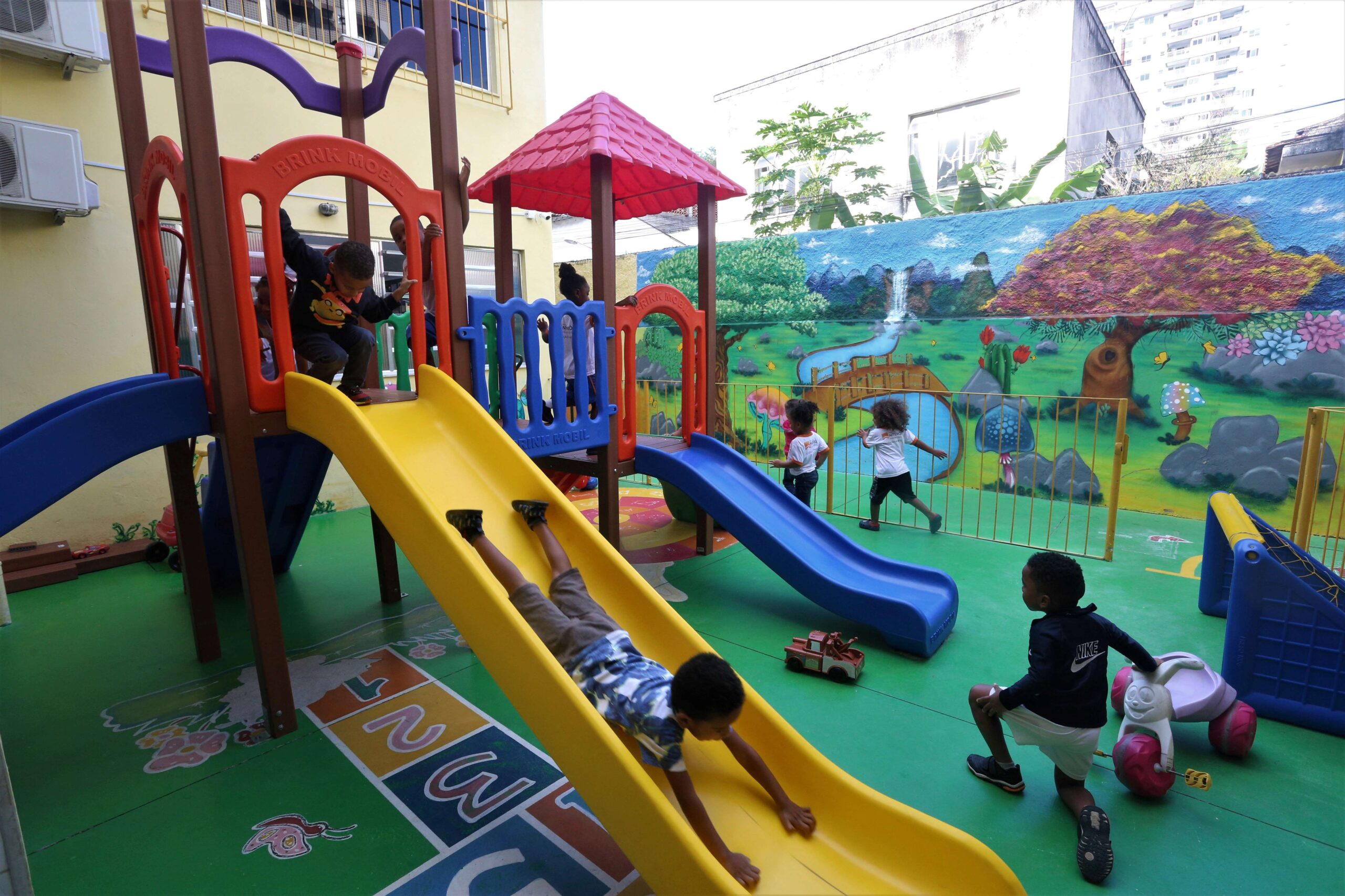 Prefeitura de Niterói entrega às escolas municipais novas áreas com brinquedos