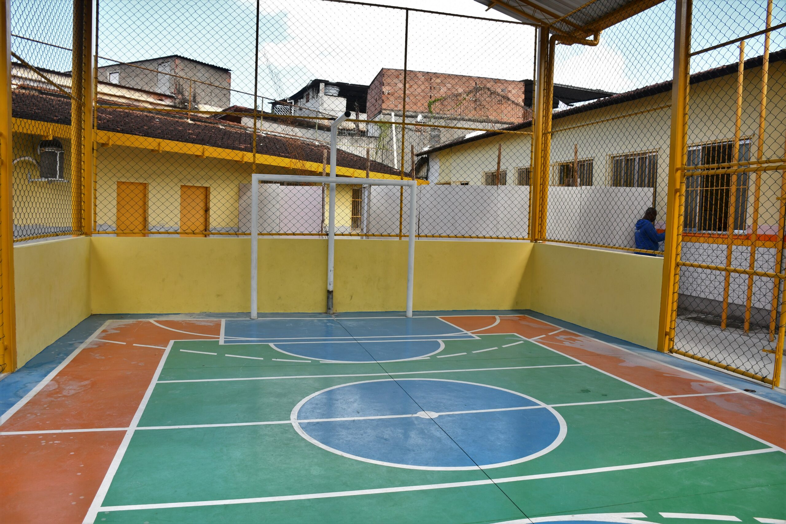 Educação de inaugura quadra poliesportiva em escola do Fonseca