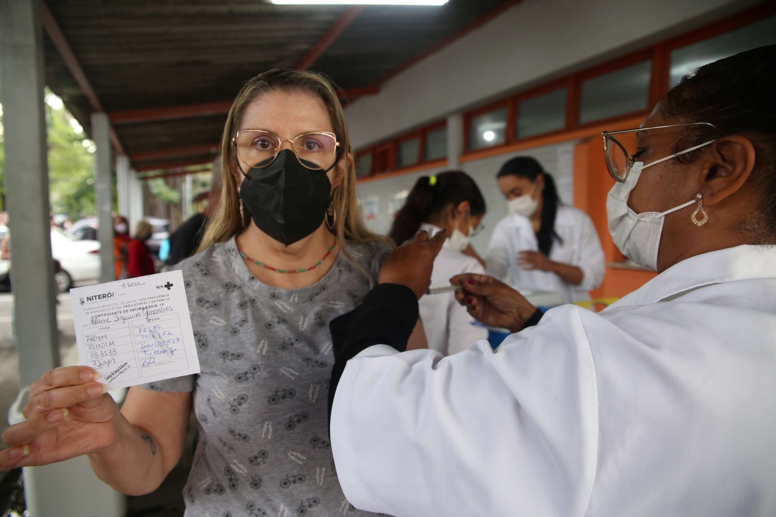 Niterói inicia quarta dose da vacina contra a Covid-19 para profissionais de saúde