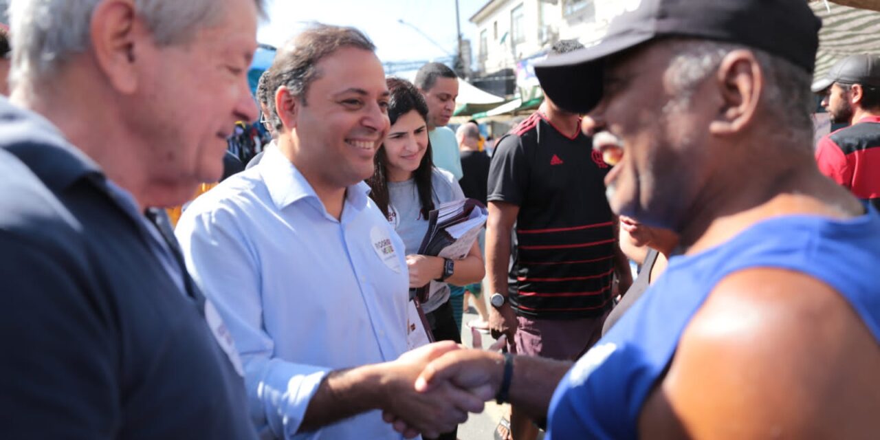 Rodrigo Neves, pré-candidato ao governo do Estado, conversa com a população da Baixada Fluminense