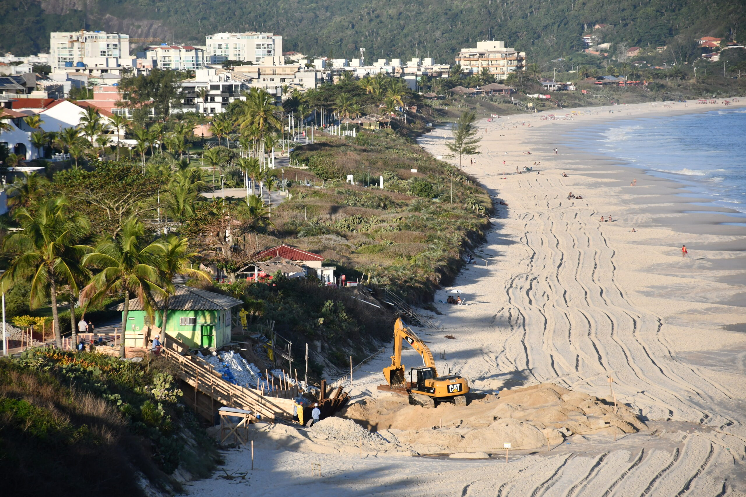 Prefeitura de Niterói faz obras na orla de Camboinhas