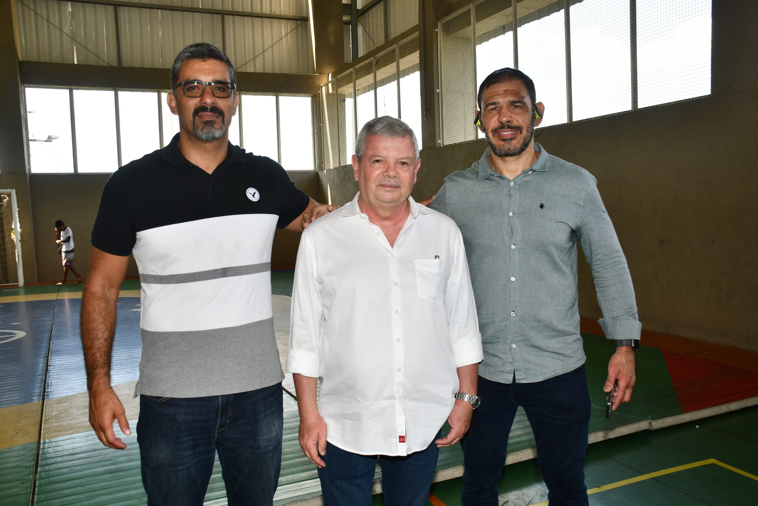 Campeões de artes marciais visitam o Parque Esportivo e Social do Caramujo