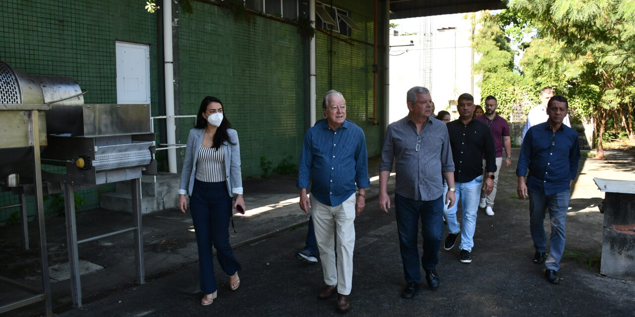 Prefeito de Niterói faz vistoria em terreno onde será instalado o Terminal Pesqueiro