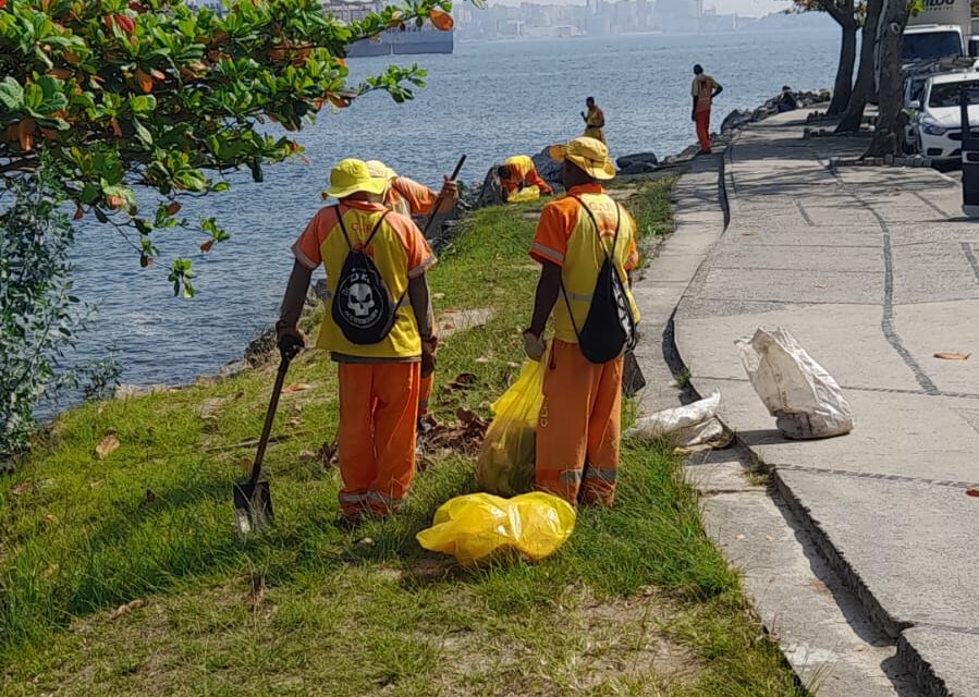 Clin realiza mutirão de limpeza nas pedras da litorânea