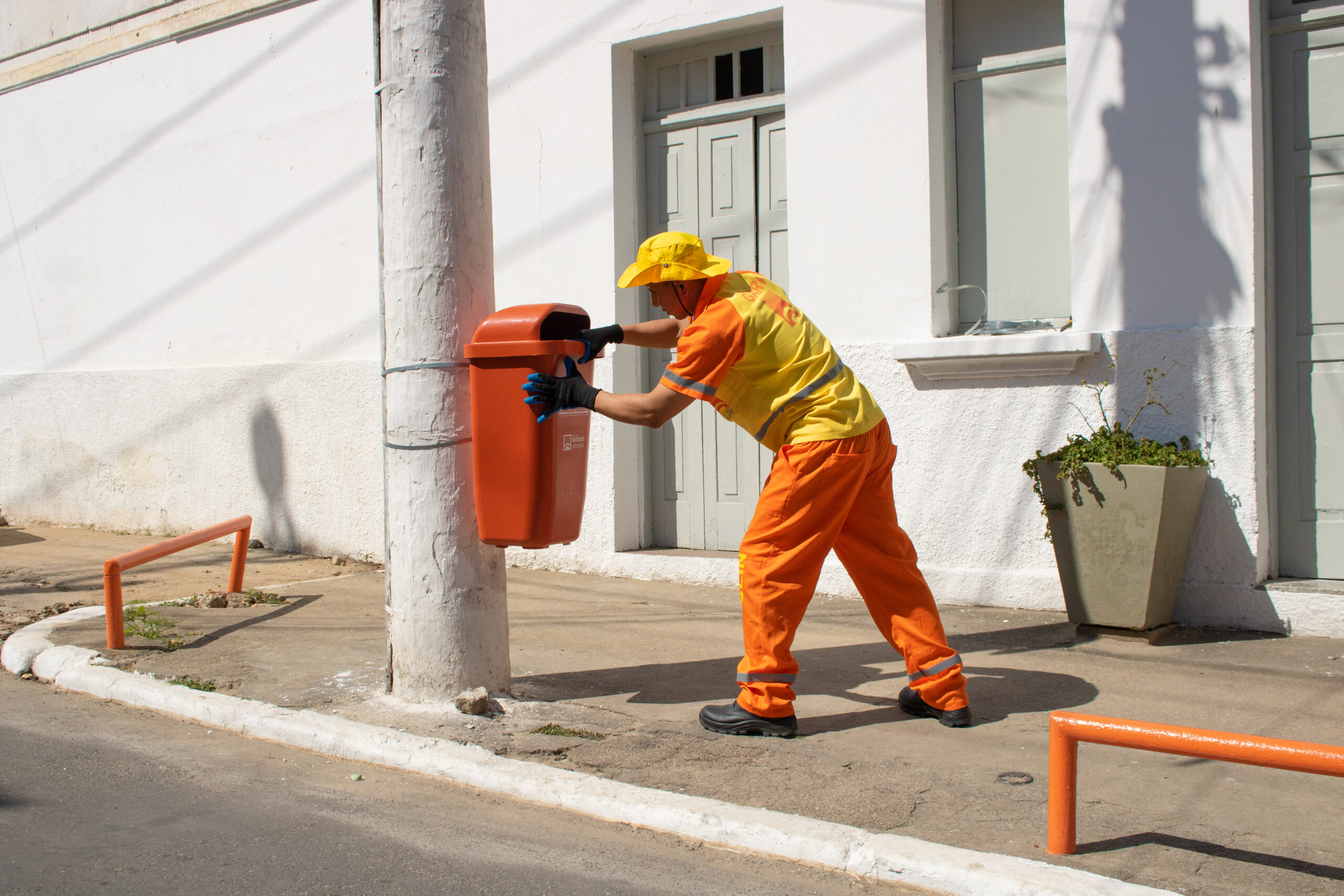 Clin prossegue com a troca de papeleiras em Niterói