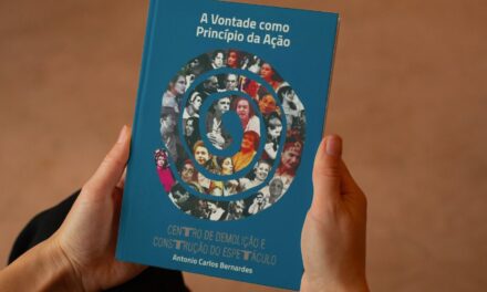 Carlos Bernardes lança livro sobre a história do grupo teatral dirigido por Aderbal Freire-Filho