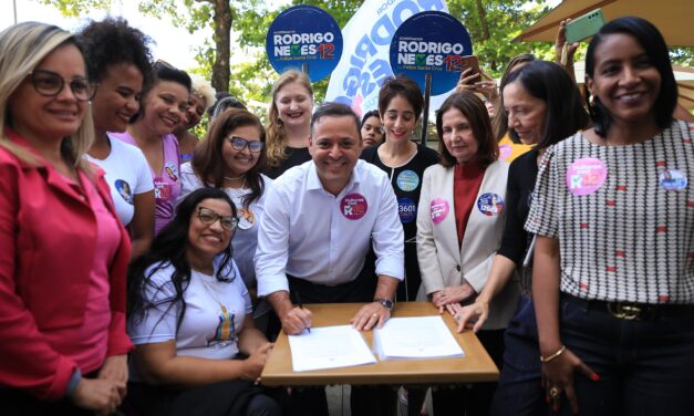 Rodrigo Neves assina carta-compromisso com o grupo Mulheres em Copacabana