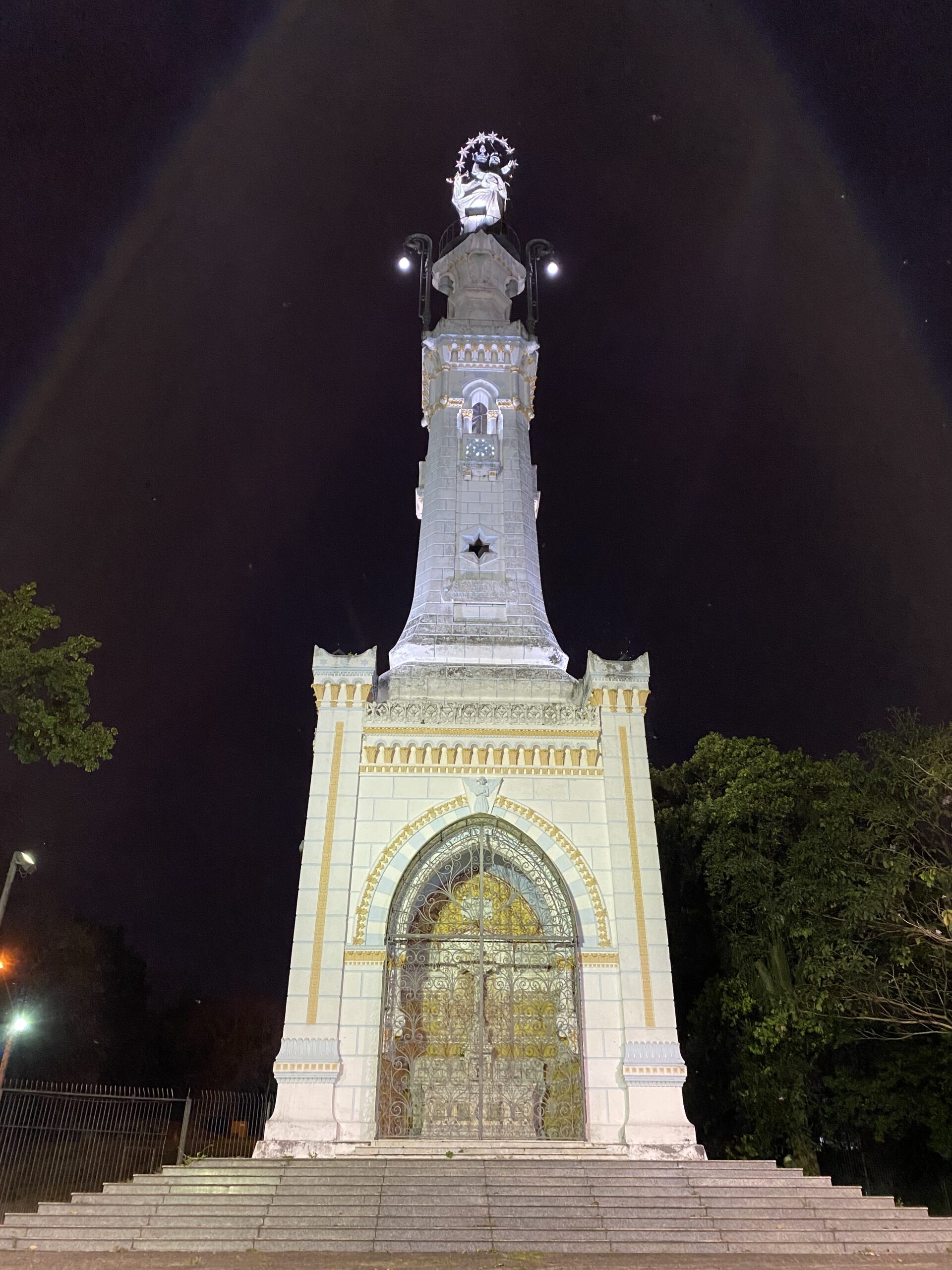 Prefeitura de Niterói inaugura nova iluminação do Monumento de Nossa Senhora Auxiliadora, em Santa Rosa