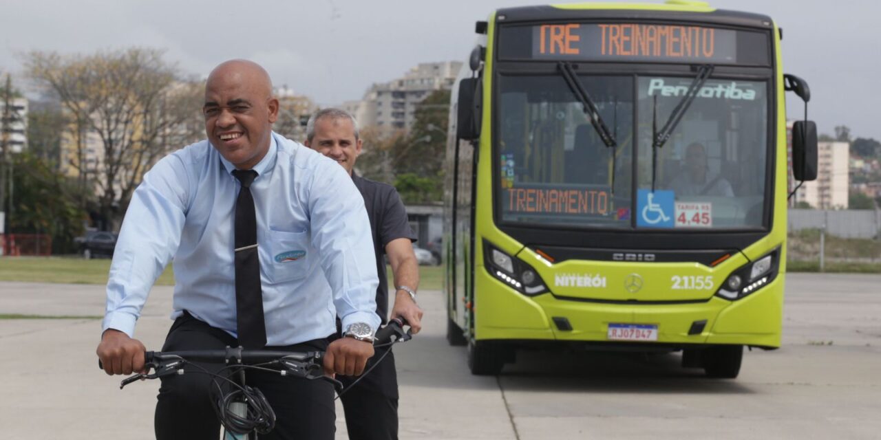 Motoristas de ônibus trocam de lugar com ciclistas em ação da Nittrans